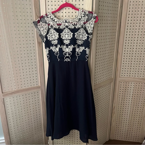 Chi Chi London Cap Sleeved Lace Bodice Chiffon Midi Dress in Navy Blue - Size XS - Picture 5 of 8
